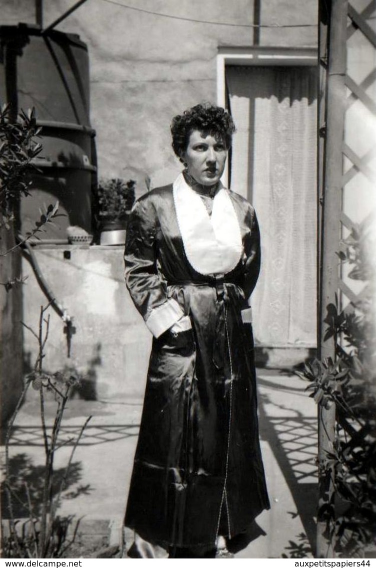 Photo Originale Portrait De Lucienne Lafon à La Robe De Chambre De Satin Au Jardin De Bon Matin En 1955 - Pin-up