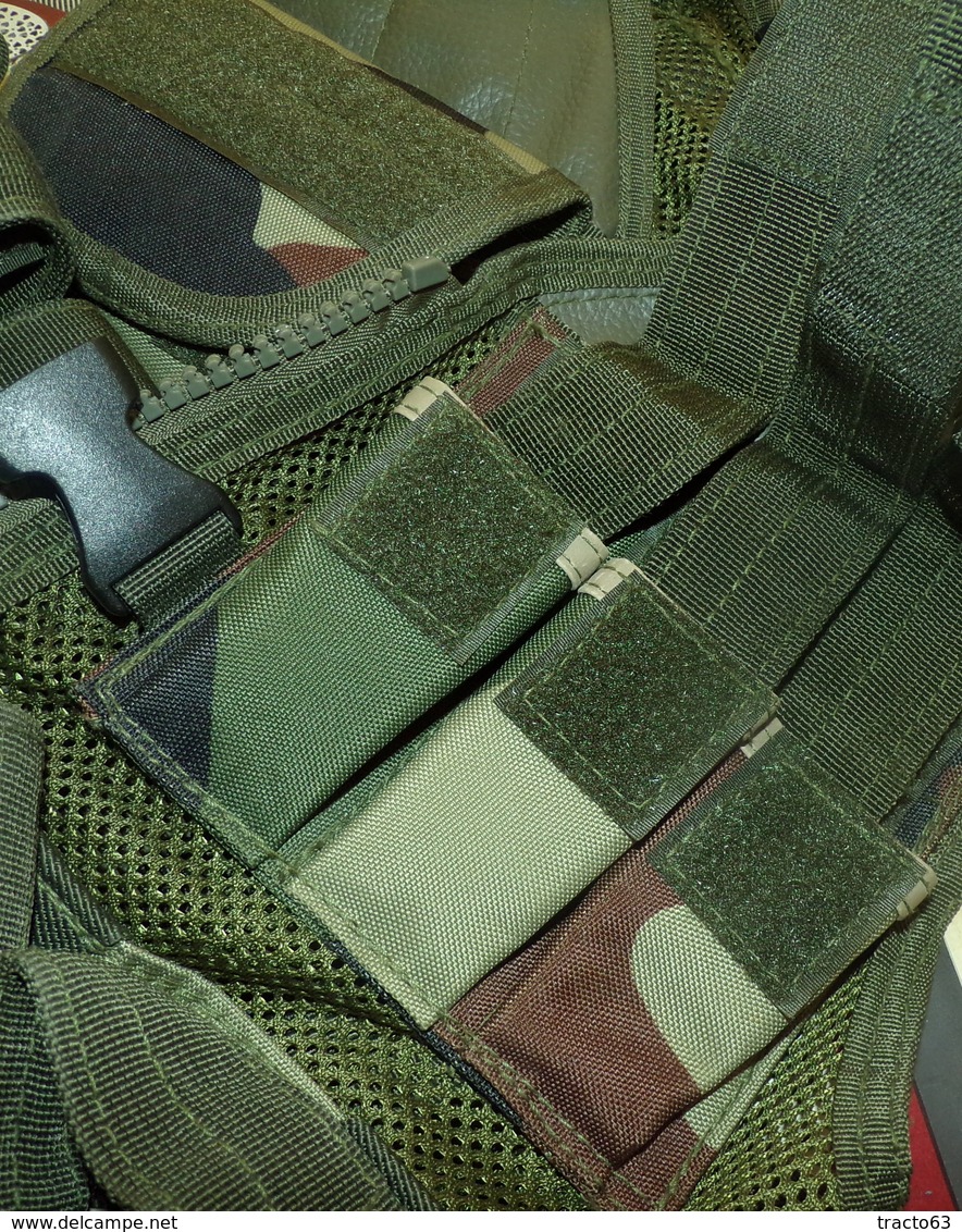 GILET TACTIQUE DE COMBAT , MARQUE MILTECH , POCHE A JUMELLE AVEC UNE PAIRE DE JUMELLE , HOLSTER A PISTOLET AVEC PORTES