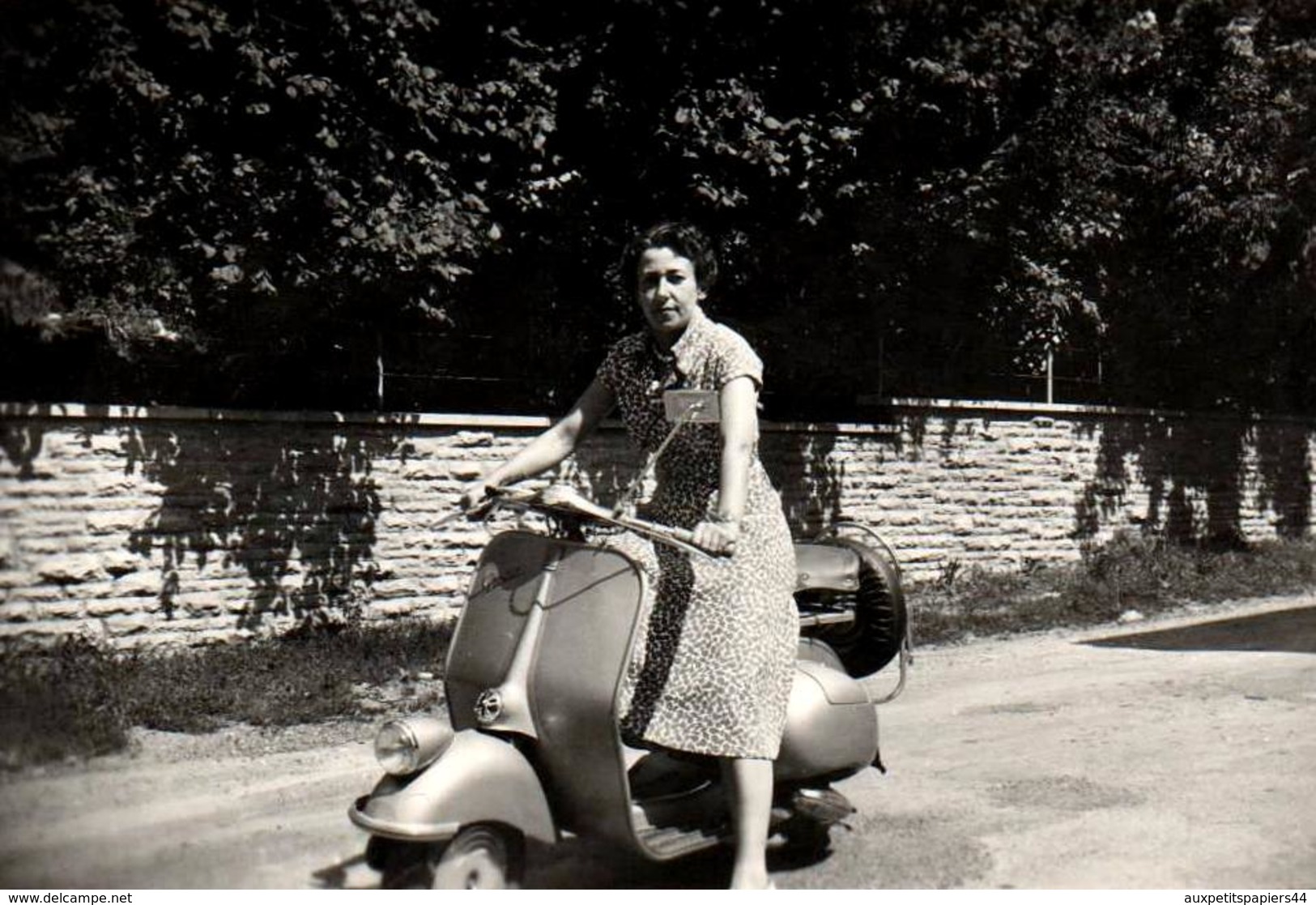 Photo Originale Motocyclisme & Vintage Italian Scooter Vespa 125 - Piaggio Vespa 125 Faro Basso 1950 & Sa Pin-Up - Cyclisme