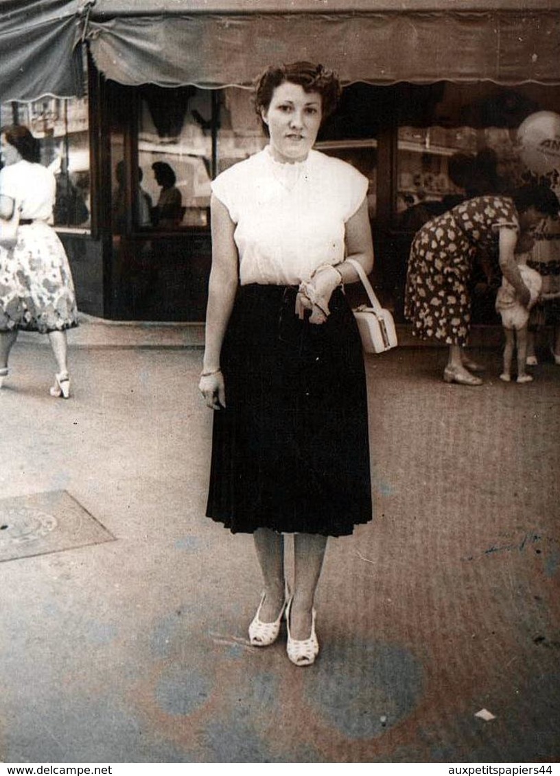 Photo Originale Marcheur & Marcheuse De Rue - Lucienne Lafon En Juin 1952 - Marseille - Personnes Identifiées