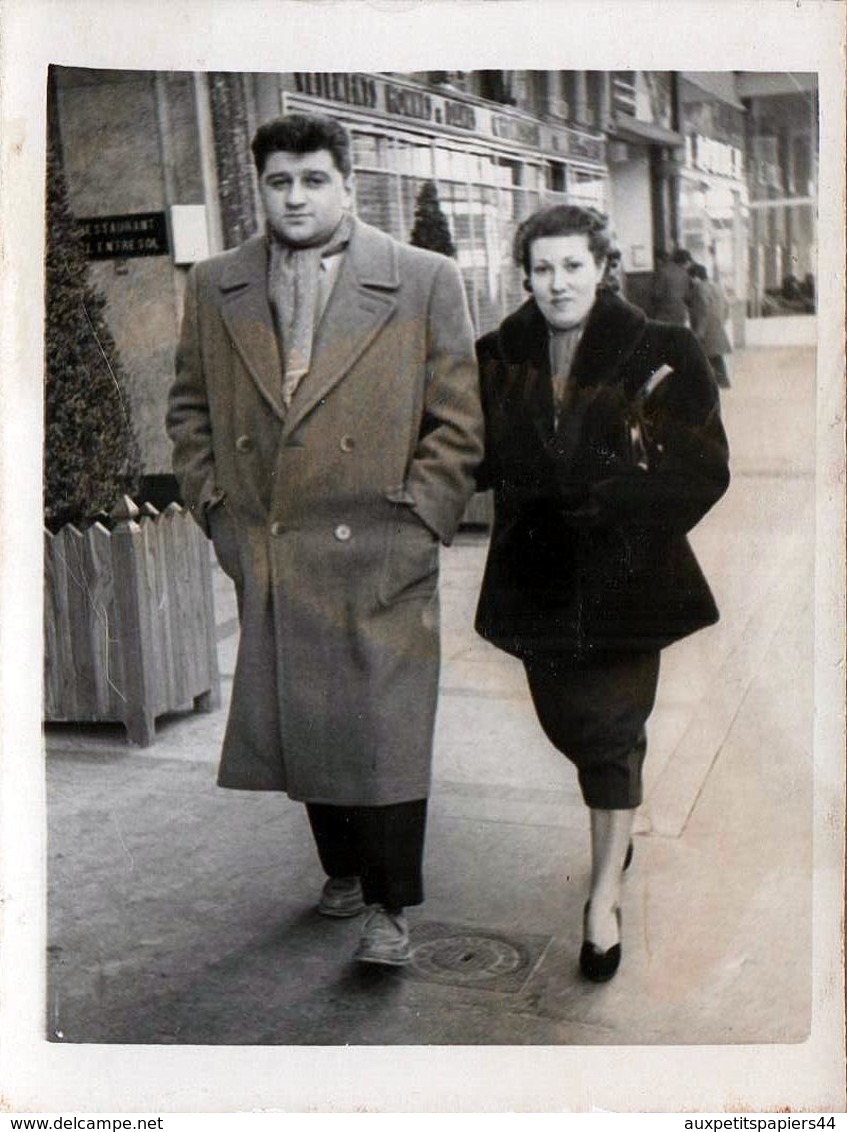 Photo Originale Marcheur & Marcheuse De Rue - Lucienne & René Lafon Ou Cademel En 1954  à Gemenos ( 13420 ) - Personnes Identifiées