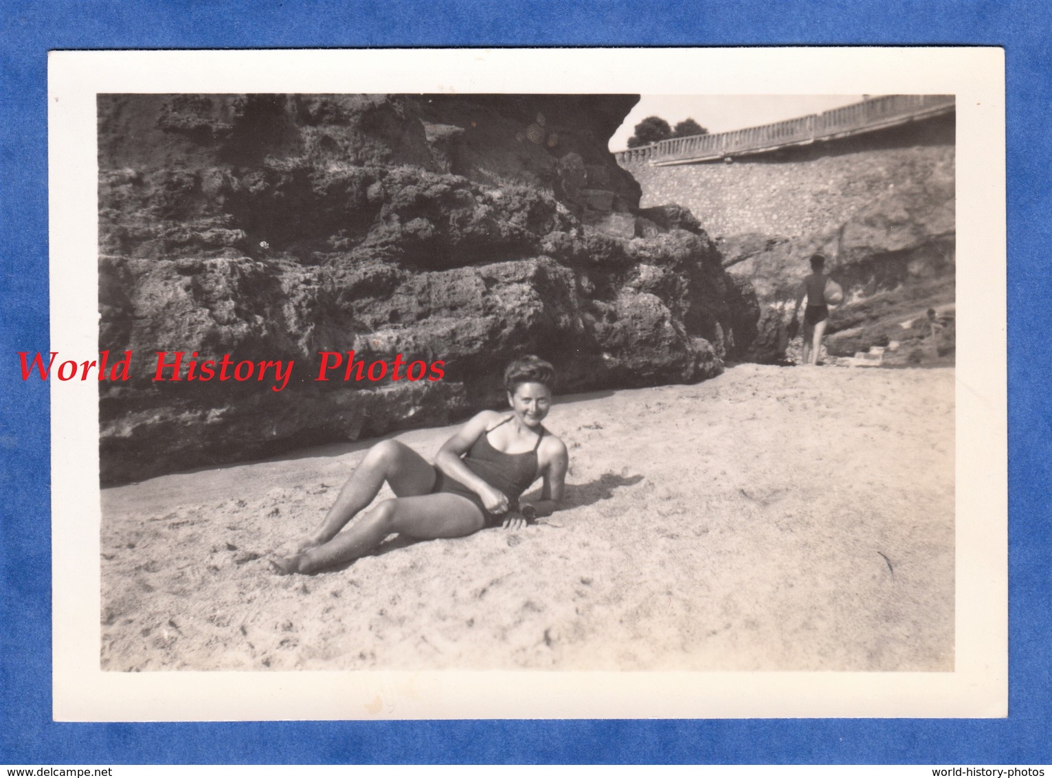 Photo Ancienne Snapshot - BIARRITZ - Portrait Jeune Femme En Maillot De Bain - 1947 - Fille Pose Mode Semi Nude Sexy - Pin-Ups