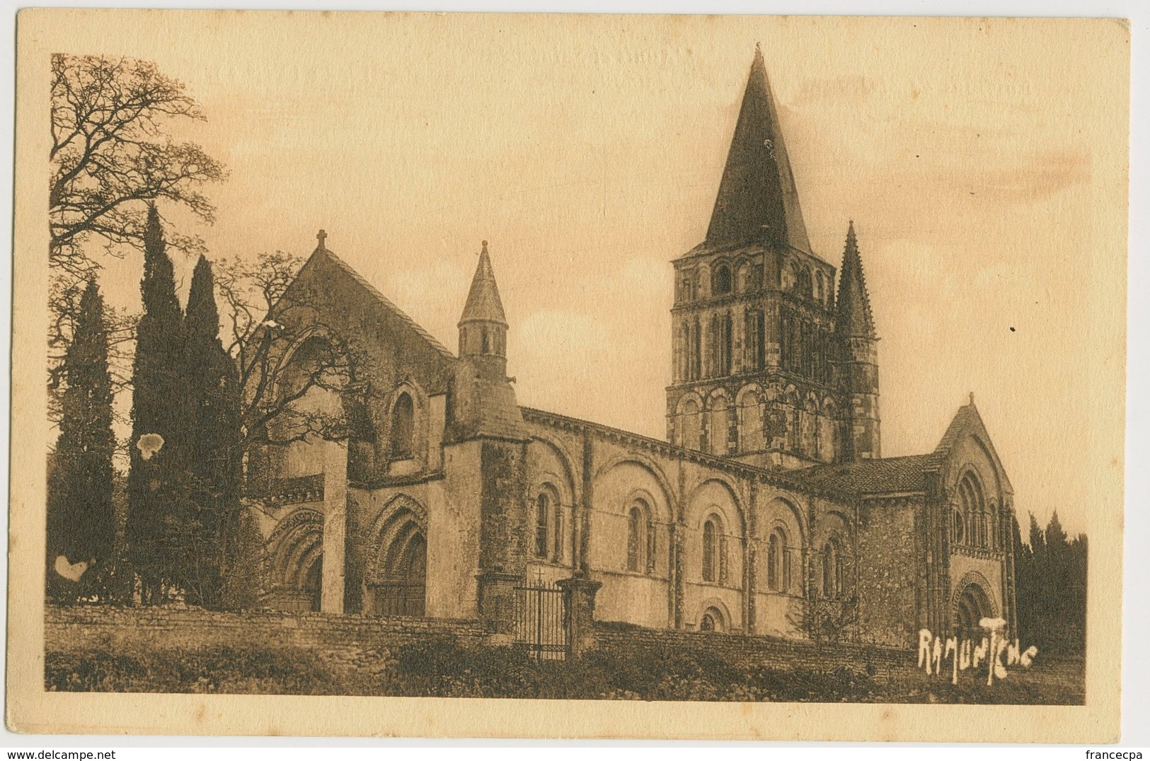 1068 - CHARENTE MARITIME - AULNAY DE SAINTONGE -  L'Eglise - Aulnay