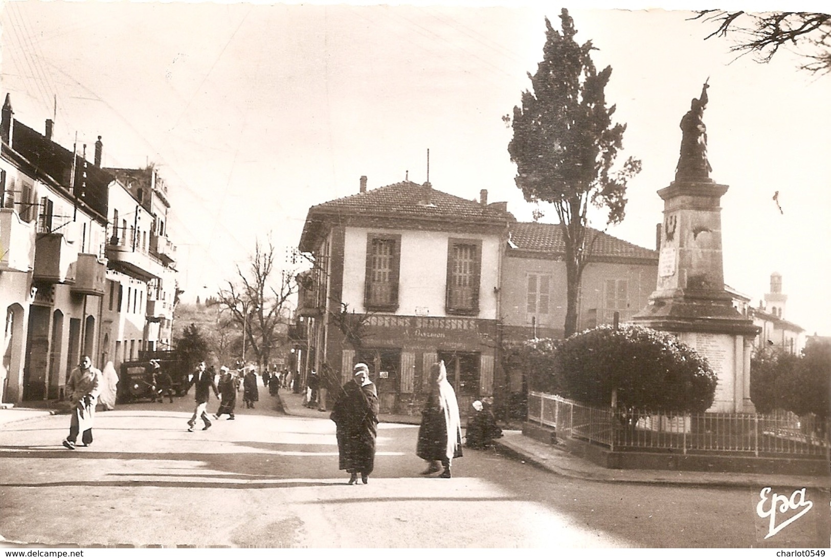 Monument Aux Morts Et Rue Gambetta - Médéa