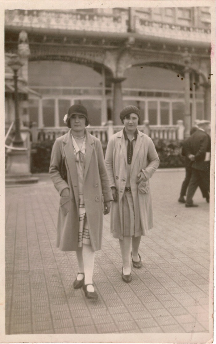 Photo Ancienne/carte-photo Deux Jeunes Femmes à OSTENDE (Belgique)en 1930 Devant L'ancien Casino-Kursaal ,prénoms Au Dos - Identified Persons