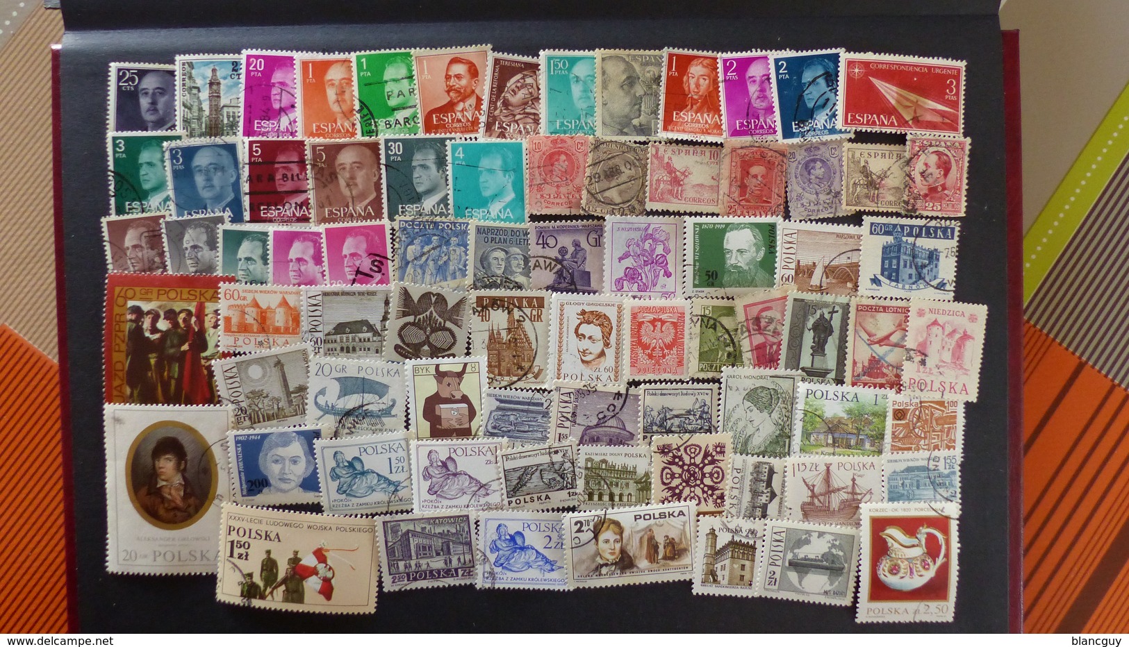 Vrac de 3100 timbres oblitérés du monde, quelques neufs, tous différents