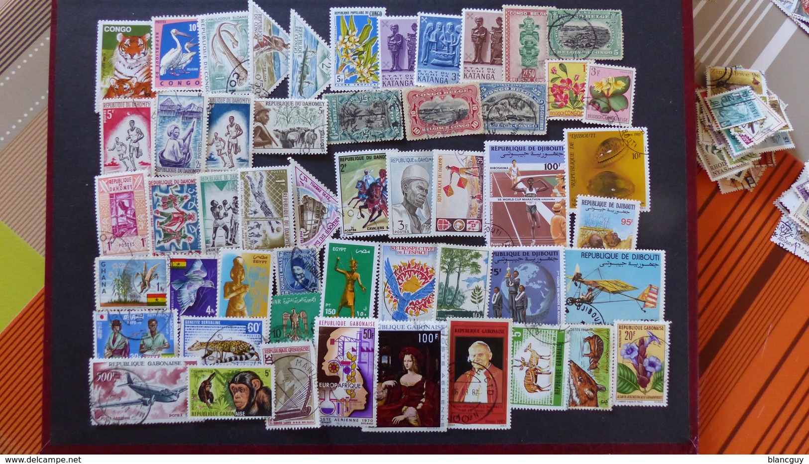 Vrac de 3100 timbres oblitérés du monde, quelques neufs, tous différents