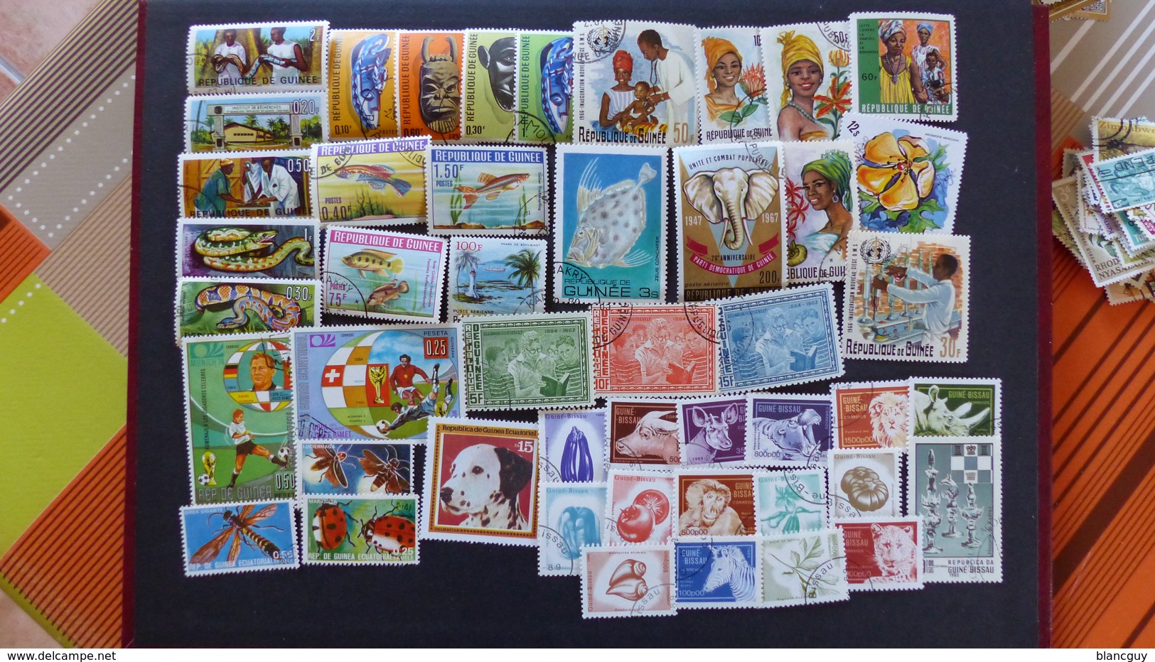 Vrac de 3100 timbres oblitérés du monde, quelques neufs, tous différents