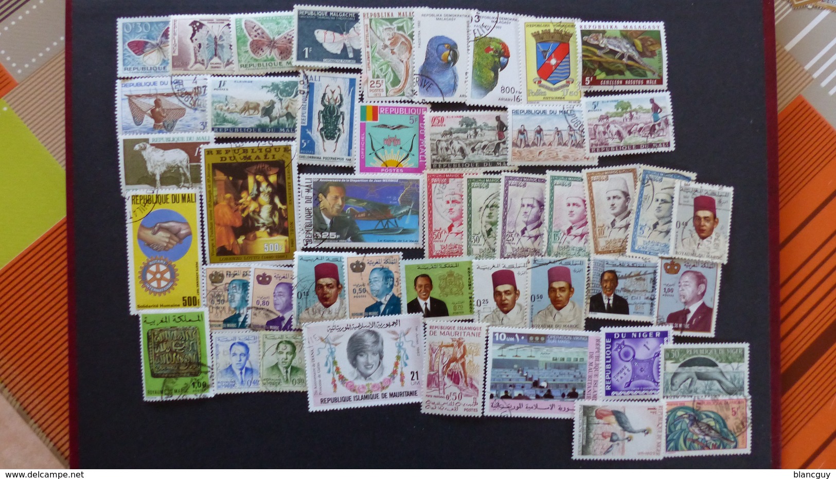 Vrac de 3100 timbres oblitérés du monde, quelques neufs, tous différents