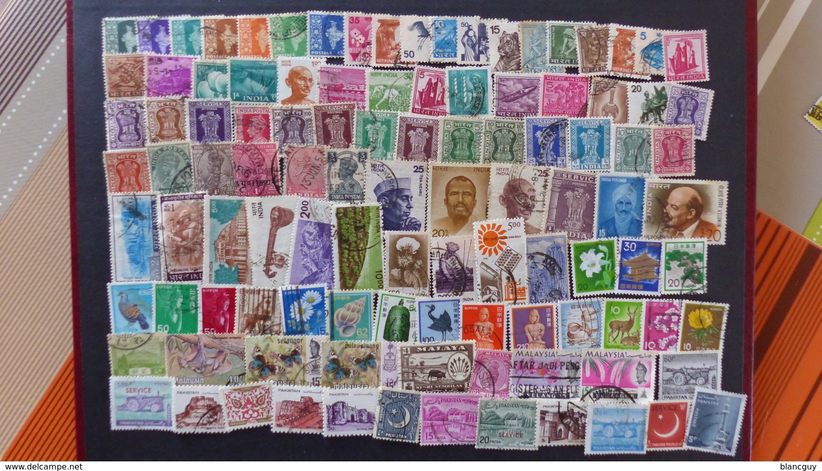 Vrac de 3100 timbres oblitérés du monde, quelques neufs, tous différents