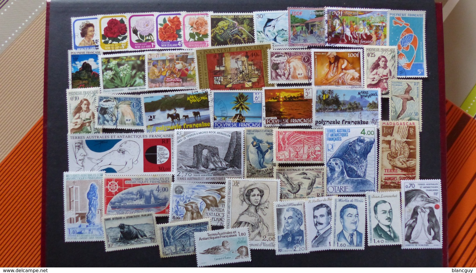 Vrac de 3100 timbres oblitérés du monde, quelques neufs, tous différents