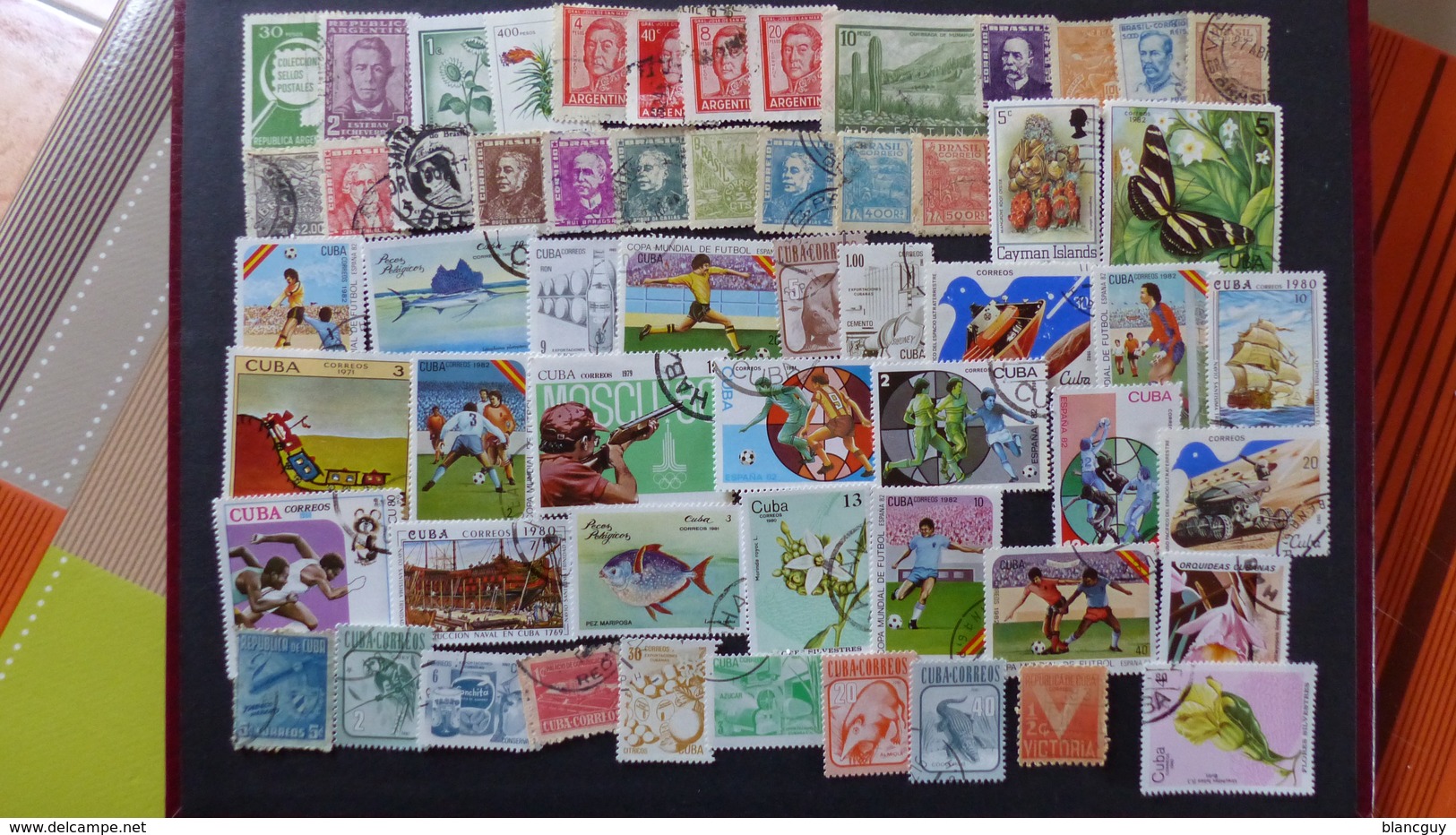 Vrac de 3100 timbres oblitérés du monde, quelques neufs, tous différents