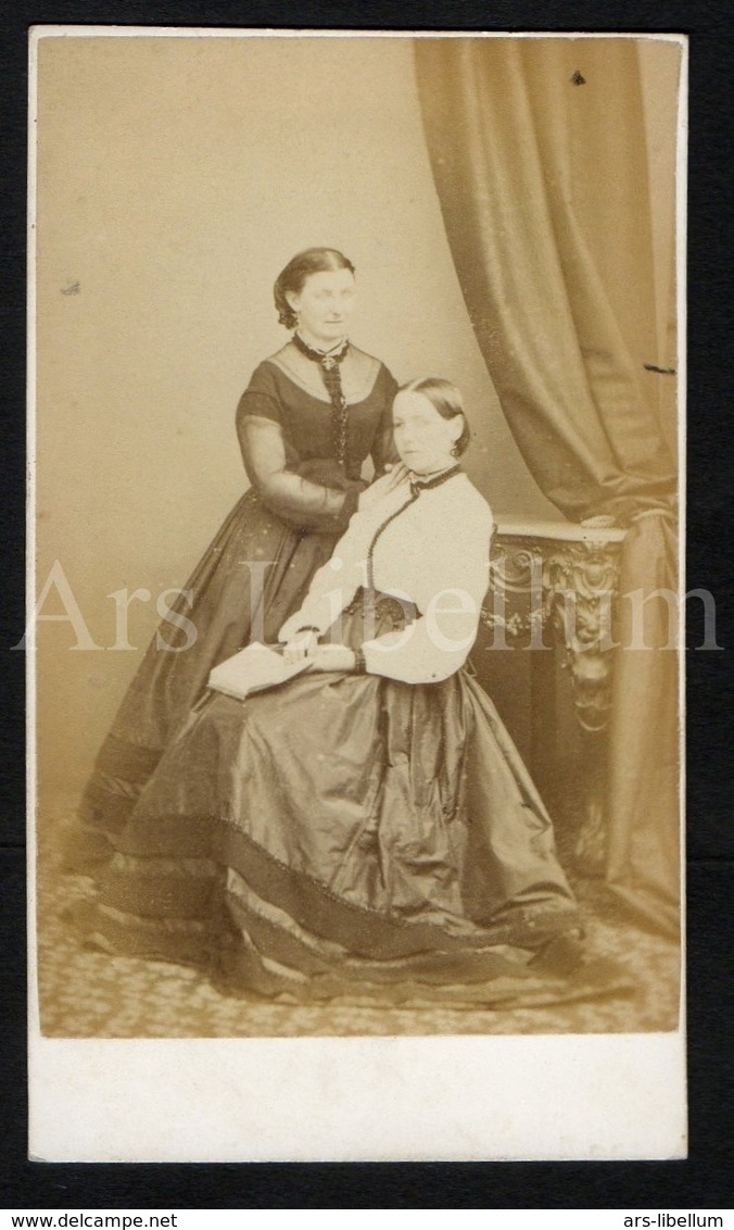 Photo-carte De Visite / CDV / Femmes / Women / Photographer H. Kennerley / Llandudno / Wales / United Kingdom - Anciennes (Av. 1900)