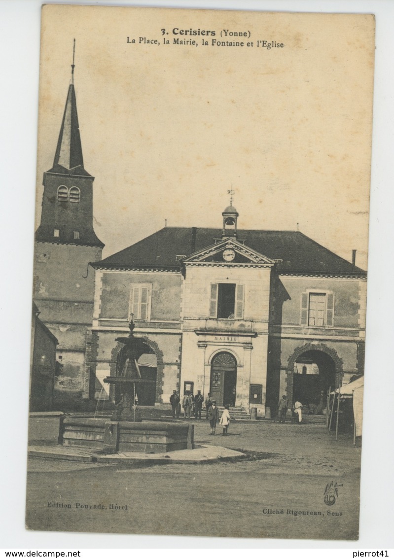 CERISIERS - La Place, La Mairie, La Fontaine Et L'Eglise - Cerisiers