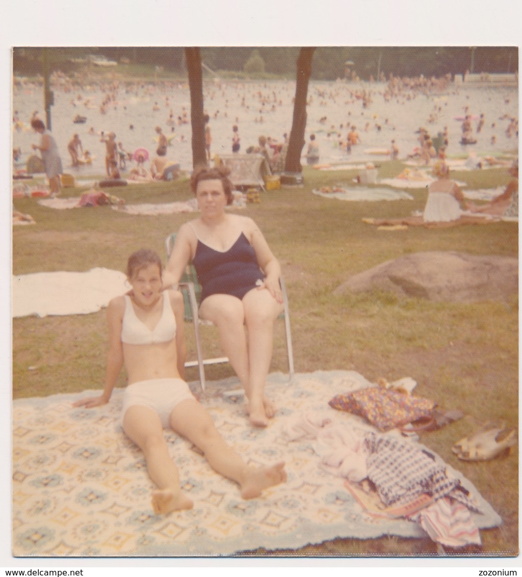 REAL PHOTO Ancienne -  Swimsuit Woman And Bikini Girl On Beach -  Fillette Et Femme  Sur La Plage - Vintage Original - Other & Unclassified