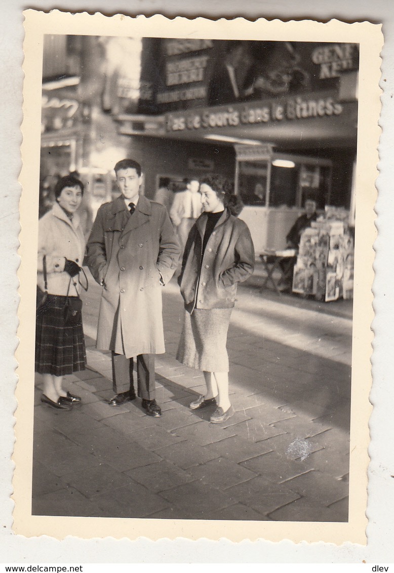 Jongeren Voor Bioscoop - Te Situeren - Jeunes Devant Cinéma - à Situer - Foto Formaat 6 X 9 Cm - Personnes Anonymes