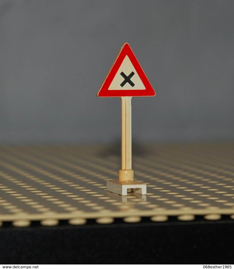 Lego Panneau Signalisation Routière Avec Motif D'intersection Dangereux Ref 81294 (un Peu Jauni) - Lego Technic
