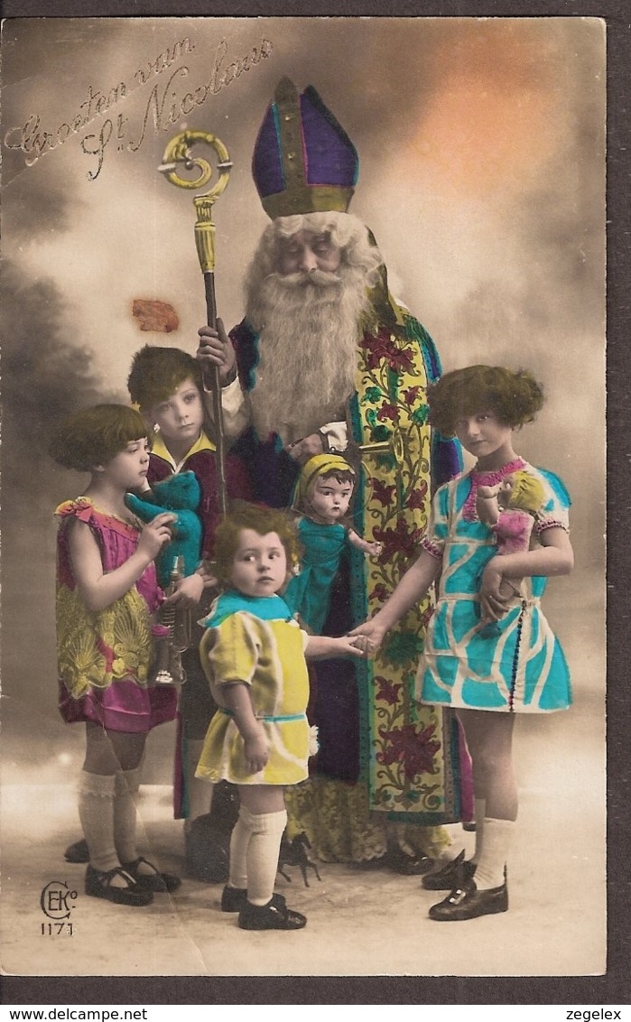 Kinderen Met Cadeaus Bij Sinterklaas - Vintage Kaart 1929 - Gruppen Von Kindern Und Familien