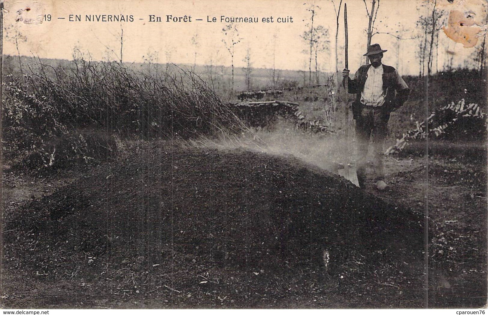 C P A 58 Nièvre En Nivernais Charbonnier En Forêt Le Fourneau Est Cuit - Autres & Non Classés