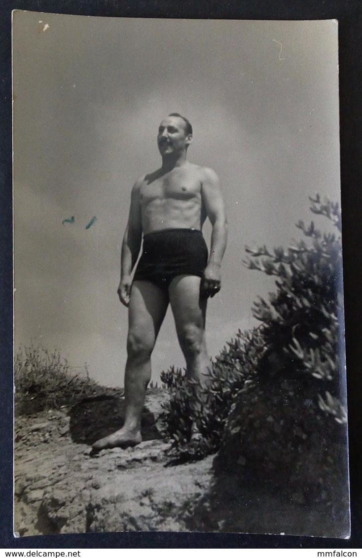 MEN HOMMES Young Man S-nude In Swimsuit Posing By Beach - Homme Demi-nue En Maillot De Bain - CP 1940's Gay Int - Personnes Anonymes