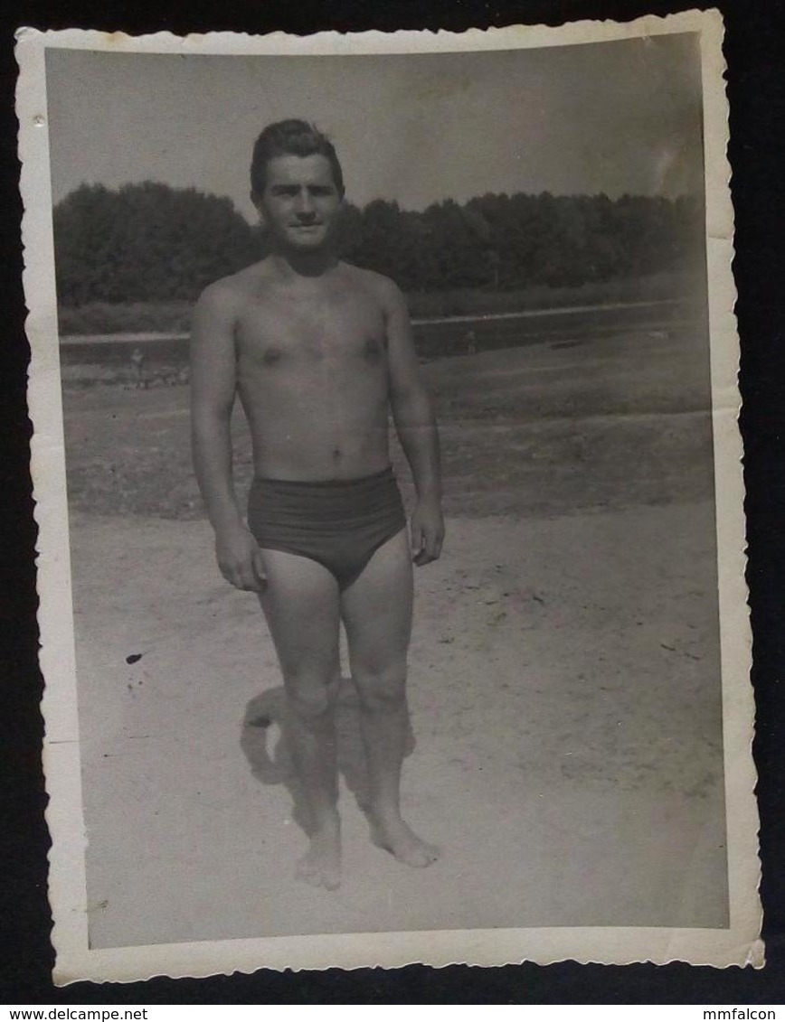 X161 - MEN HOMMES Young Man S-nude In Swimsuit By Beach - Homme Demi-nue En Maillot De Bain - CP 1950's Gay Int - Persone Anonimi