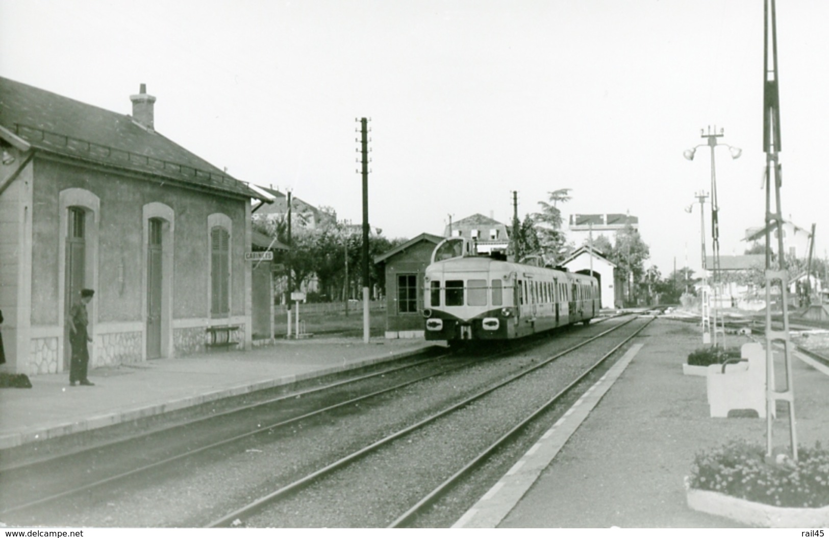 Divonne-les-Bains. Autorail Série X 3800 "Picasso". Cliché Jacques Bazin. 02-09-1960 - Trains