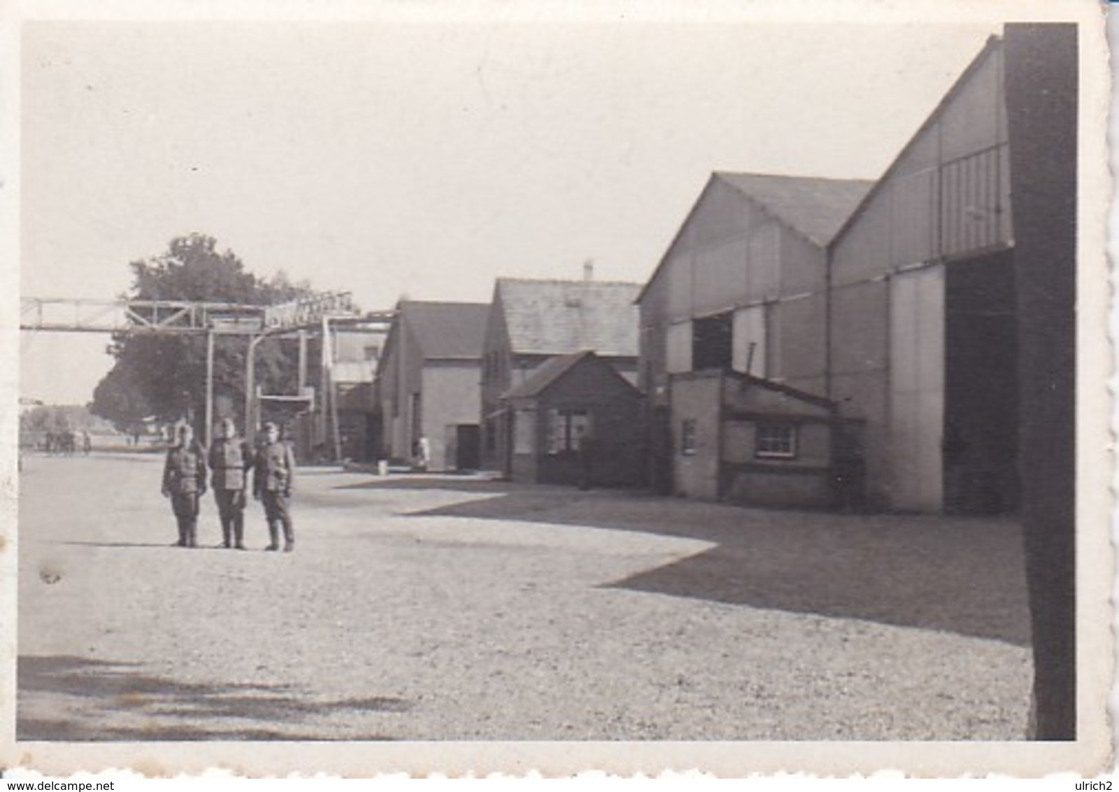 Foto Deutsche Soldaten Auf Fabriksgelände - 2. WK - 8*5,5cm (39906) - Krieg, Militär