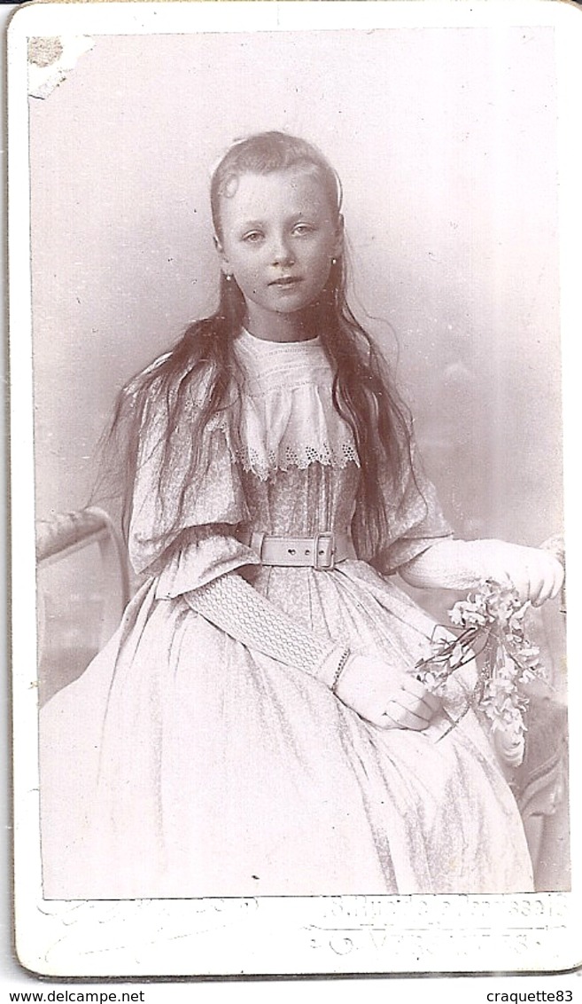 Cdv  - JOLIE FILLETTE EN ROBE BLANCHE ET CHEVEUX LONGS   PH. GEORGES  VERSAILLES - Anonyme Personen