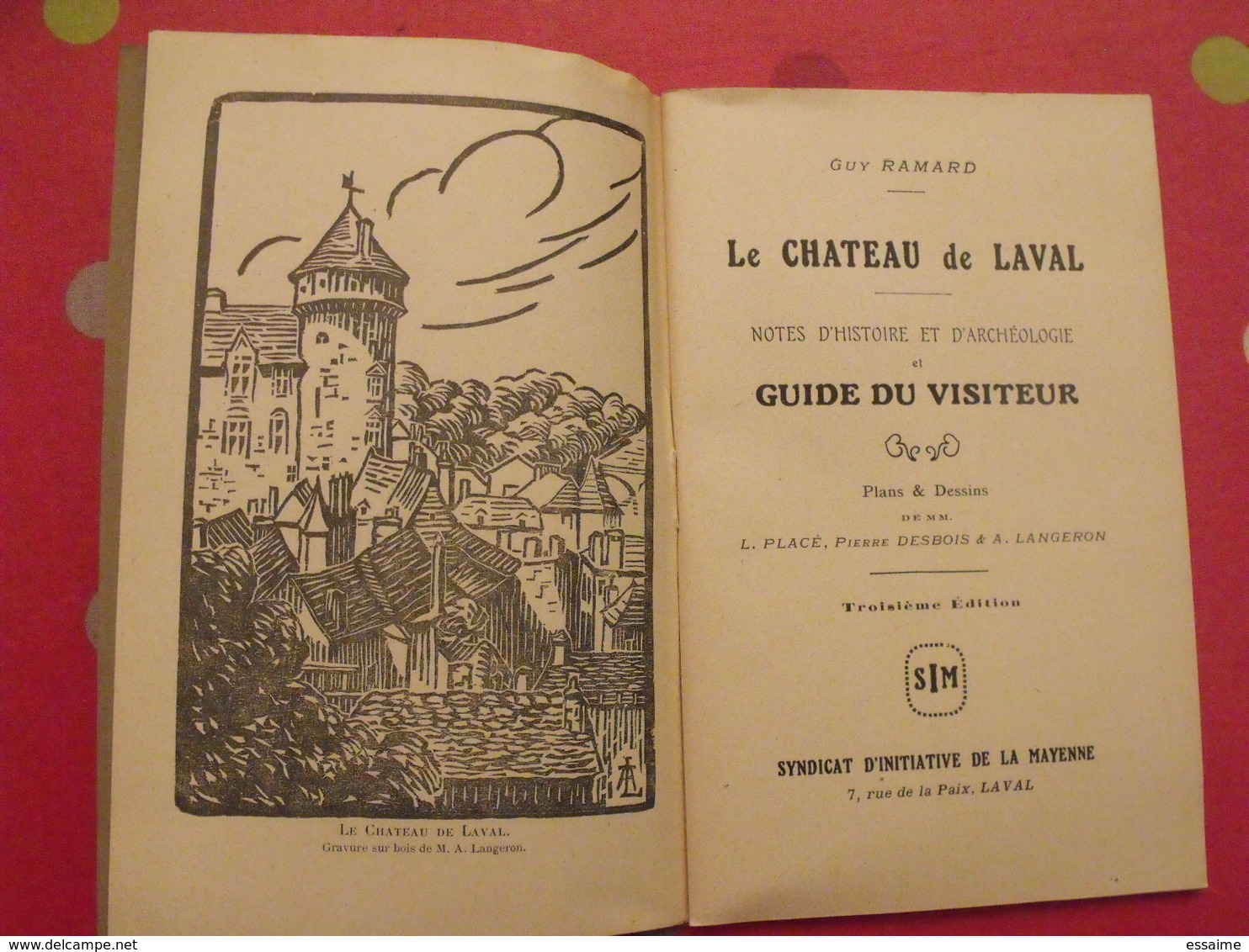 le château de Laval. notes d'histoire et d'archéologie et guide du visiteue. Guy Ramard. 1934. illustré