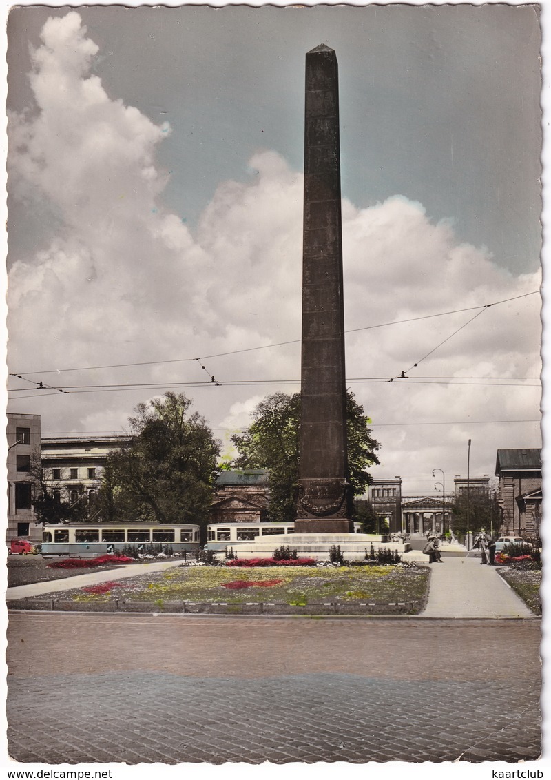 München: 2x TRAM / STRAßENBAHN, MERCEDES 180, VW 1200 - Obelisk Am Karolinen-Platz - Voitures De Tourisme