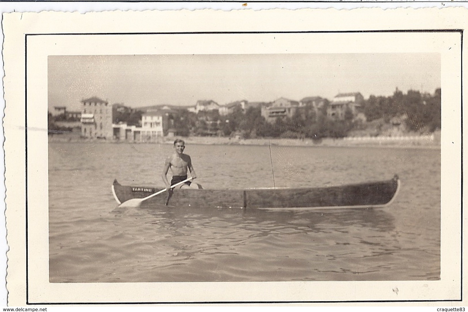 "YVES EN MER   "   JEUNE HOMME EN MAILLOT SUR UN CANOE APPELE "TARTINE"    EN MEDITERRANEE - Lieux