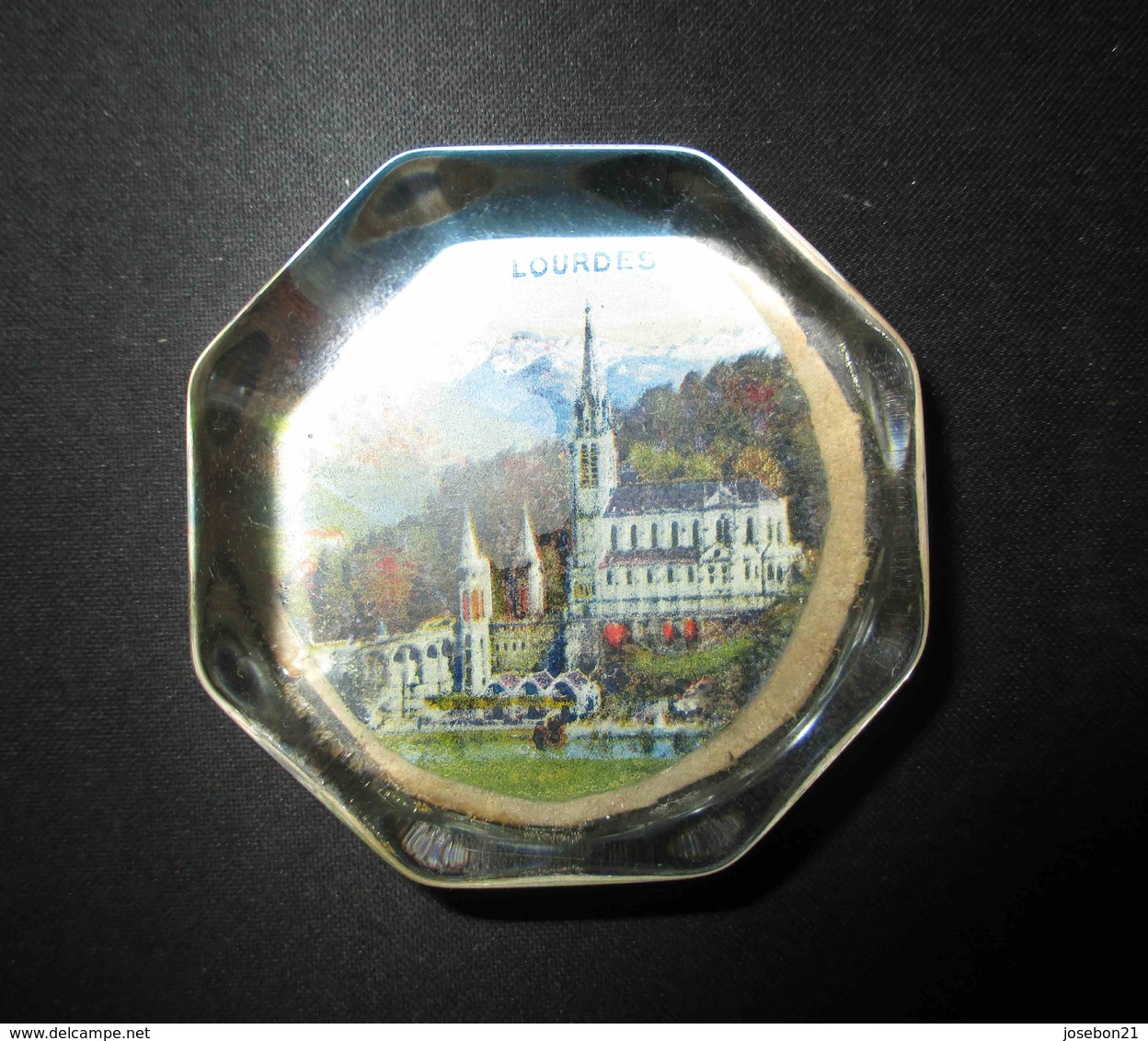 Ancien Presse Papier Octogonal En Verre Souvenir Lourdes Début Ou Milieu XX ème - Briefbeschwerer