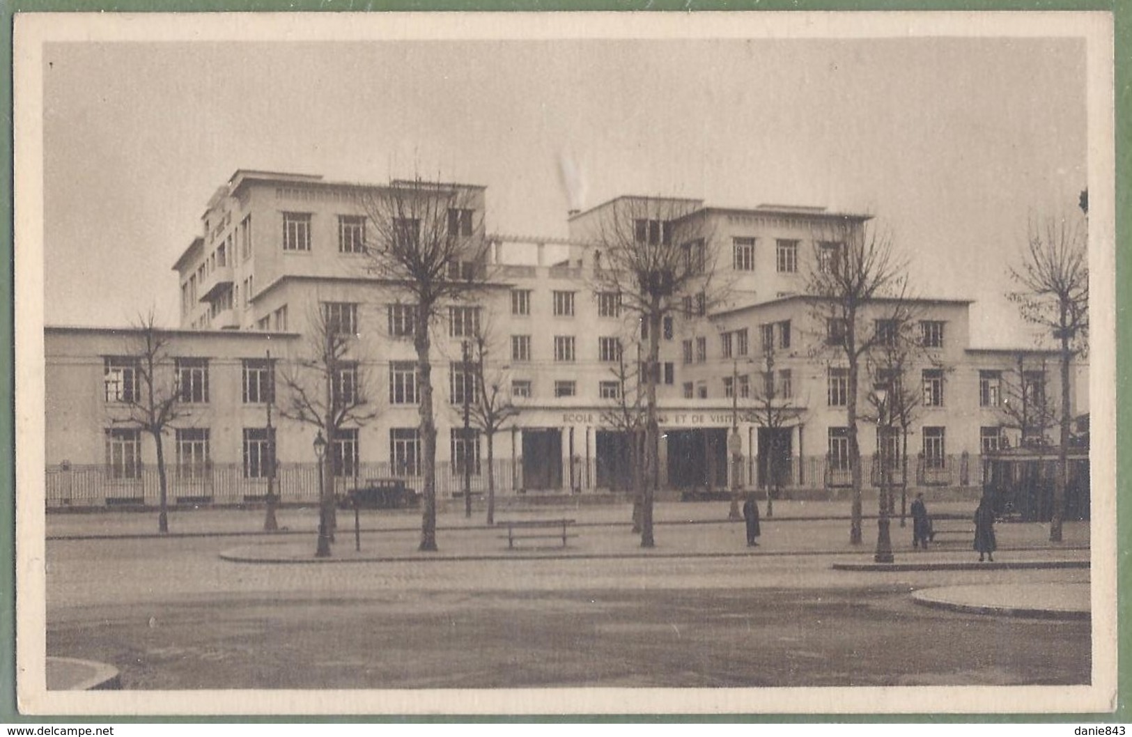 CPA Vue Rare - RHONE - LYON - ECOLE D'INFIRMIERES (Rockefeller) - Petite Animation - Imp. B. Arnaud / 559 - Lyon 8