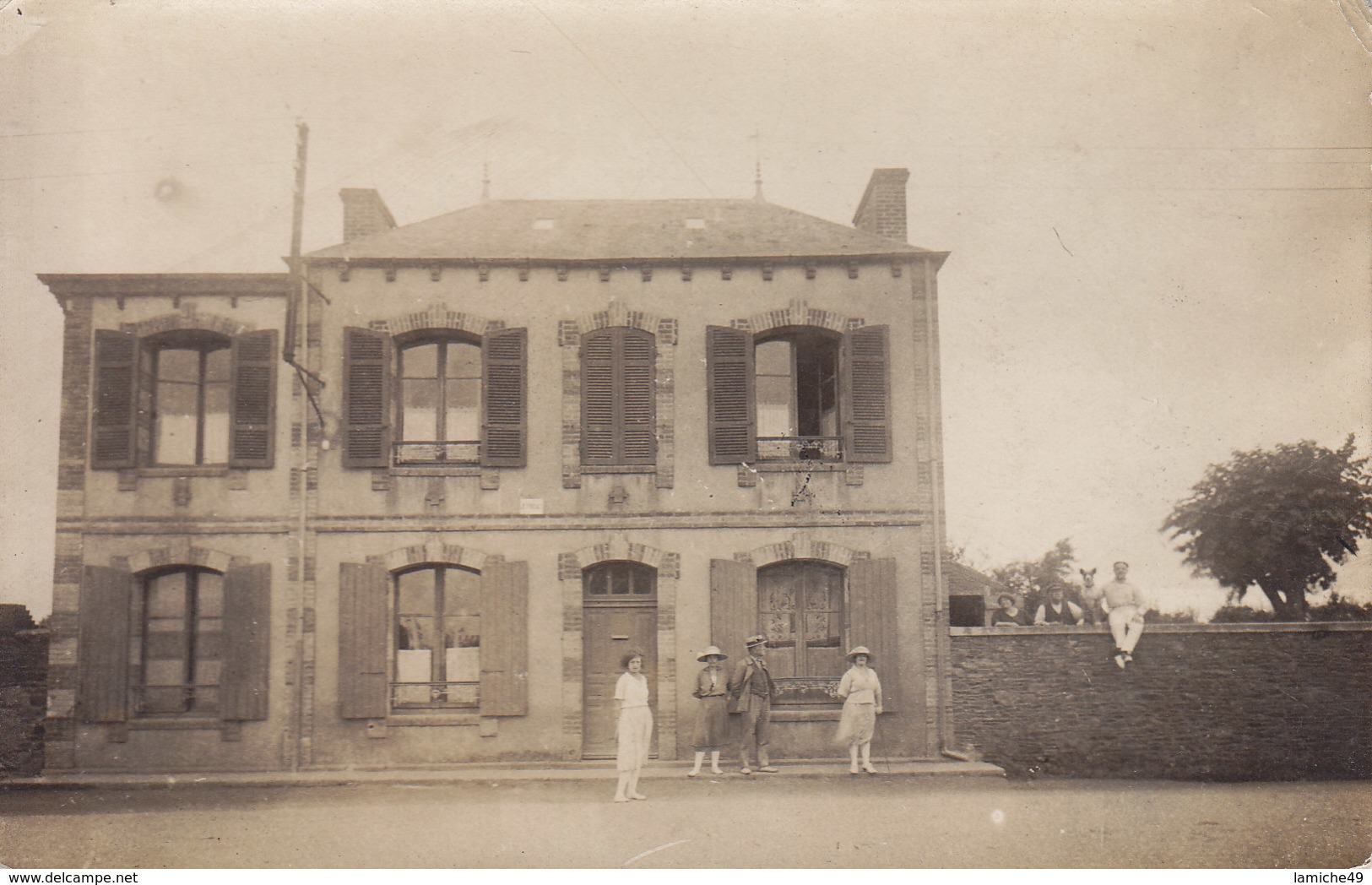 CARTE PHOTO à Identifier 4 Personnes Devant Une Maison Et D’autres Derrière Le Mur + 1 Chien Sur Le Mur - A Identificar