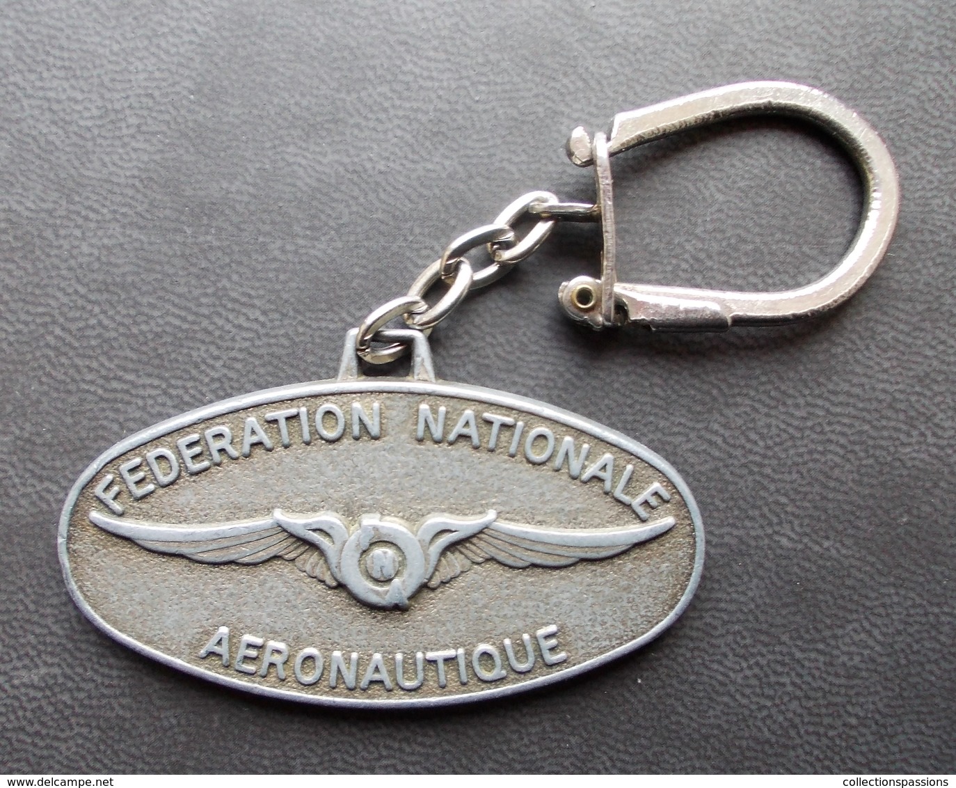 - Ancien Porte Clefs. F.N.A. Fédération Nationale Aéronautique 1929-1979 - En Métal - - Porte-clefs