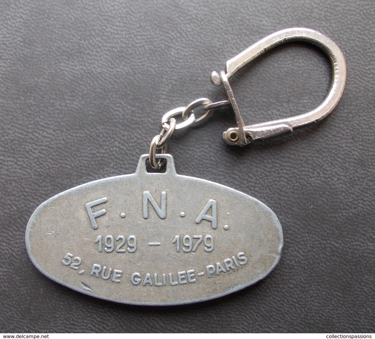 - Ancien Porte Clefs. F.N.A. Fédération Nationale Aéronautique 1929-1979 - En Métal - - Porte-clefs