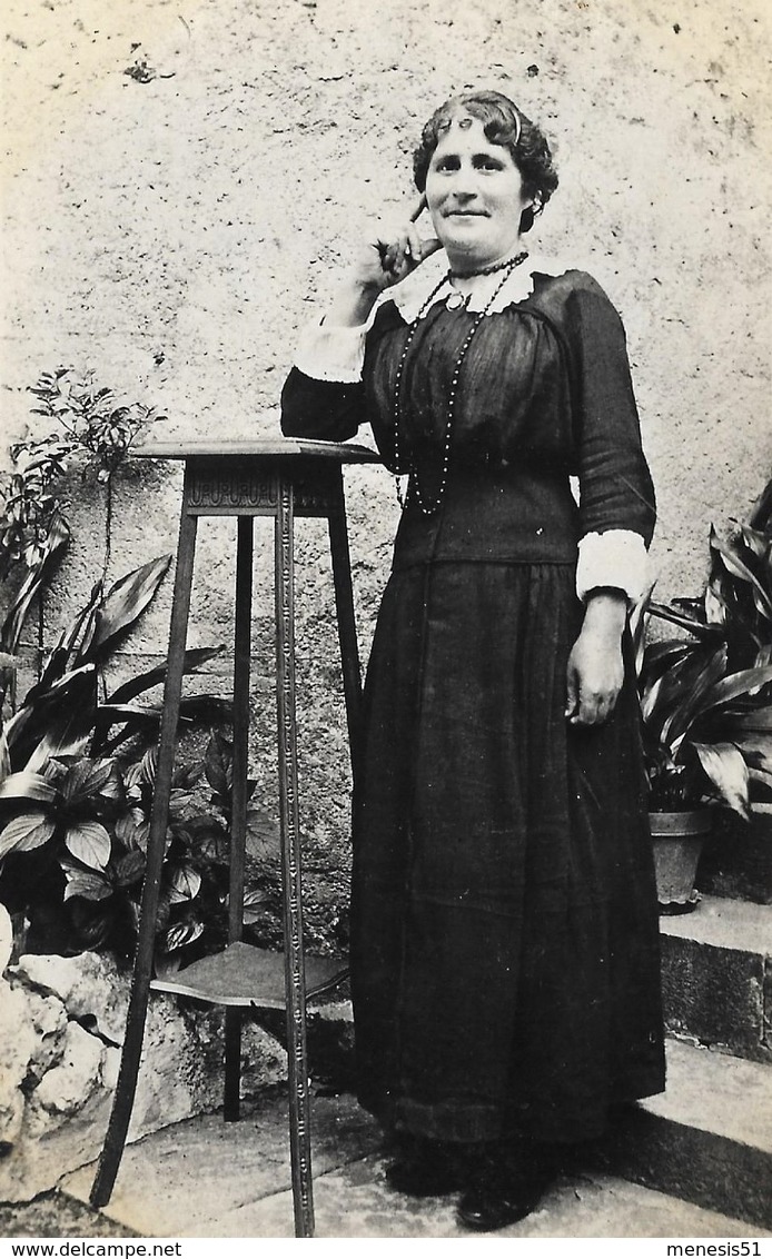 CPA Photo Portrait D'une FEMME LADY FRAU Avec Sa Toilette D'autrefois Robe Longue Col Dentelle Et Collier Sautoir - A Identifier