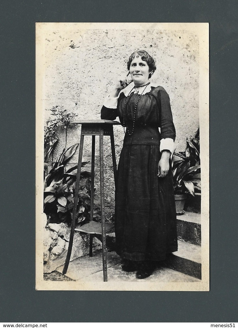 CPA Photo Portrait D'une FEMME LADY FRAU Avec Sa Toilette D'autrefois Robe Longue Col Dentelle Et Collier Sautoir - A Identifier