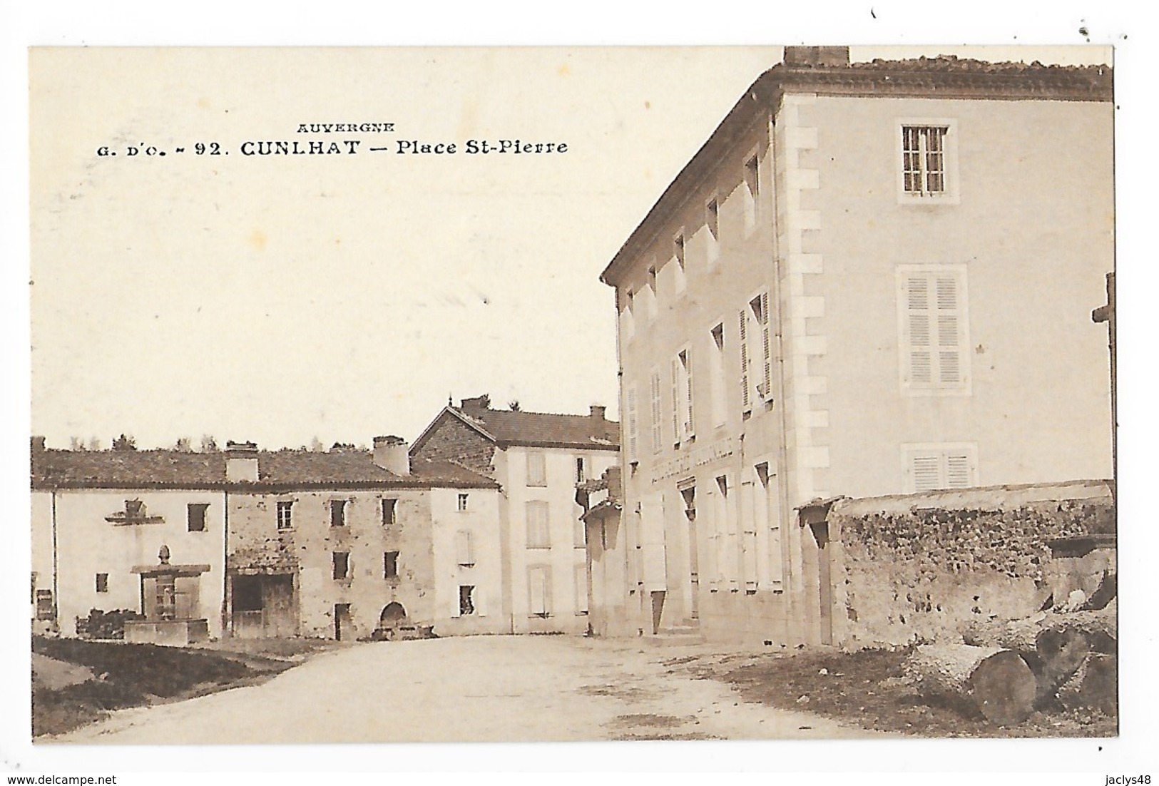 CUNLHAT   (cpa 63)   Place St - Pierre  ## Vue RARE ##  -  L 1 - Cunlhat