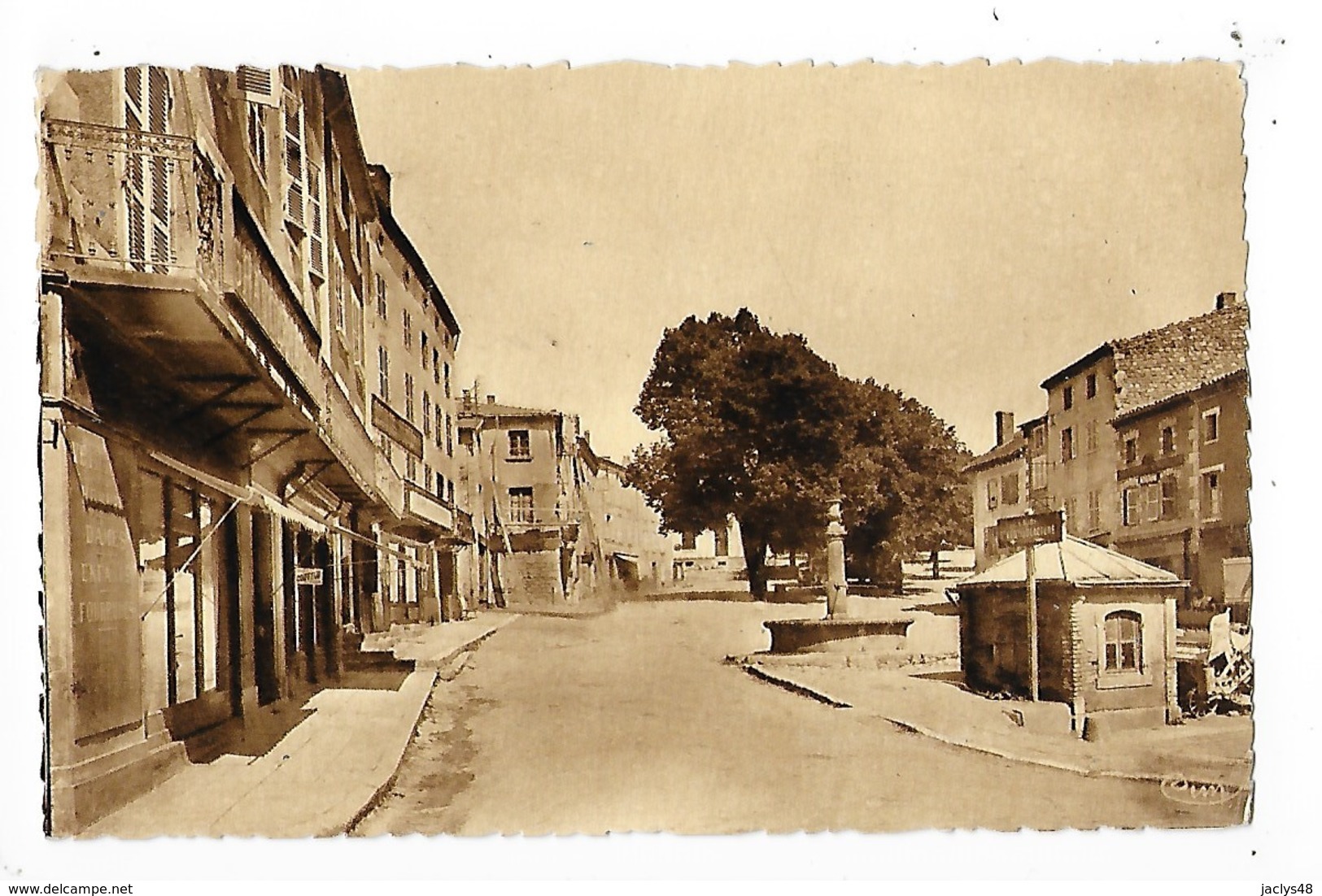 CUNLHAT   (cpa 63)   Place Aux Arbres   -  L 1 - Cunlhat