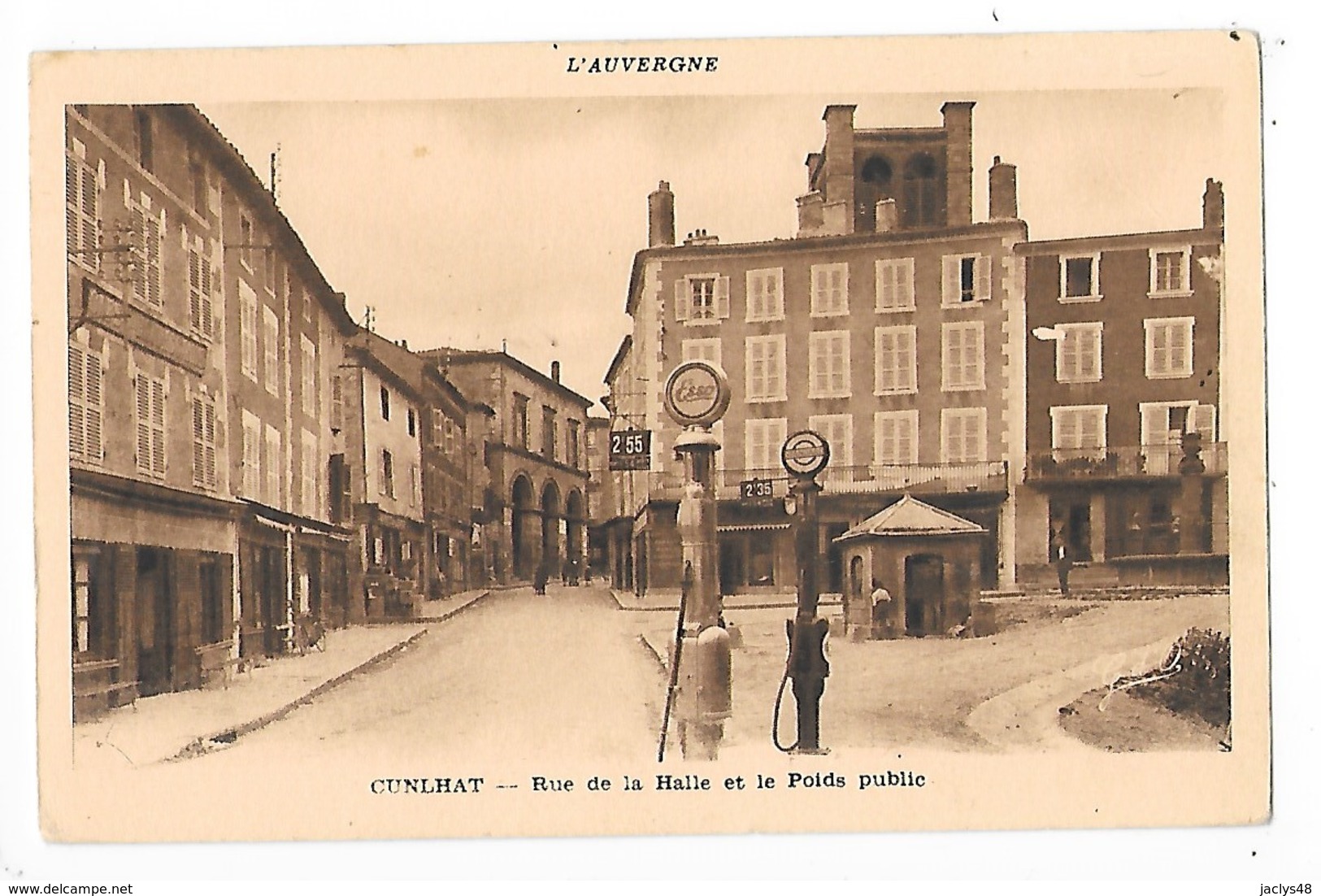 CUNLHAT   (cpa 63)   Rue De La Halle Et Le Poids Public (vieilles Pompes à Essence)   -  L 1 - Cunlhat