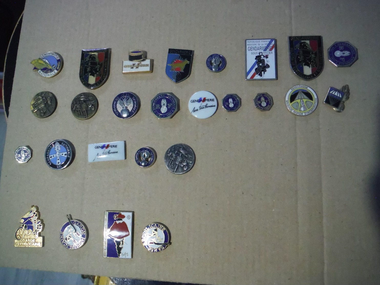 Lot de 180 Pin's Gendarmerie