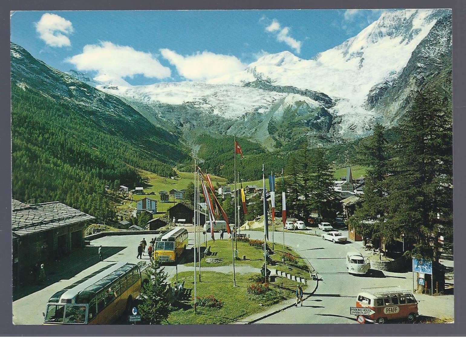 Saas-Fee - Postplatz Mit Allalinhorn, Feegletscher, Alphubel Und Täschhorn Postauto Bus PTT ANCIENNES VOITURES VW KEVER - Täsch