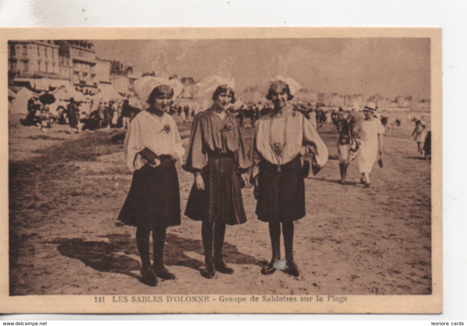 CPA.Folklore.Les Sables D'Olonne.Groupe De Sablaises Sur La Plage.animé Trois Femmes En Costumes Sur La Plage - Costumes