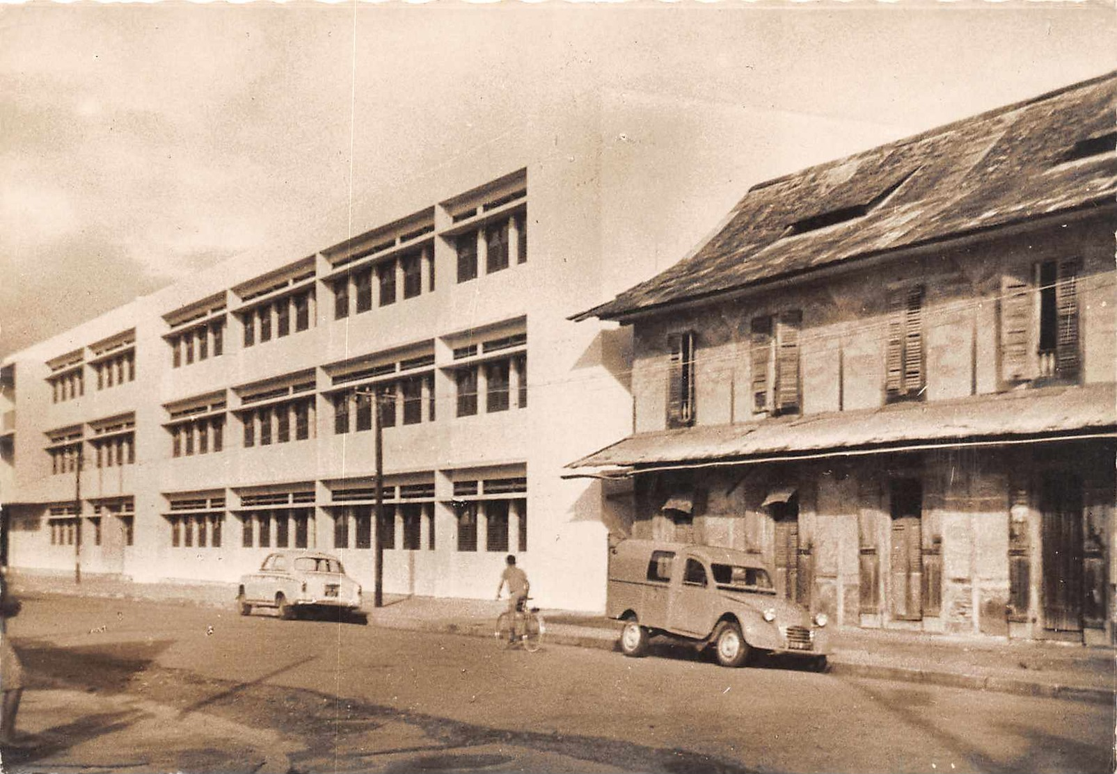 CAYENNE ( Guyane ) - Ecole Communale Primaire De Filles ..avenue F. Roosvelt  ( Voitures 2 CV Camionette ,et 403 ) - Cayenne