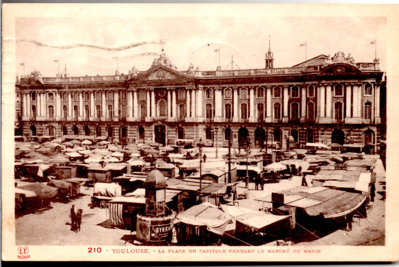 TOULOUSE Place Du Capitole Pendant Le Marché Du Matin CPA Animée Ecrite En 1935 Mais TBE - Toulouse