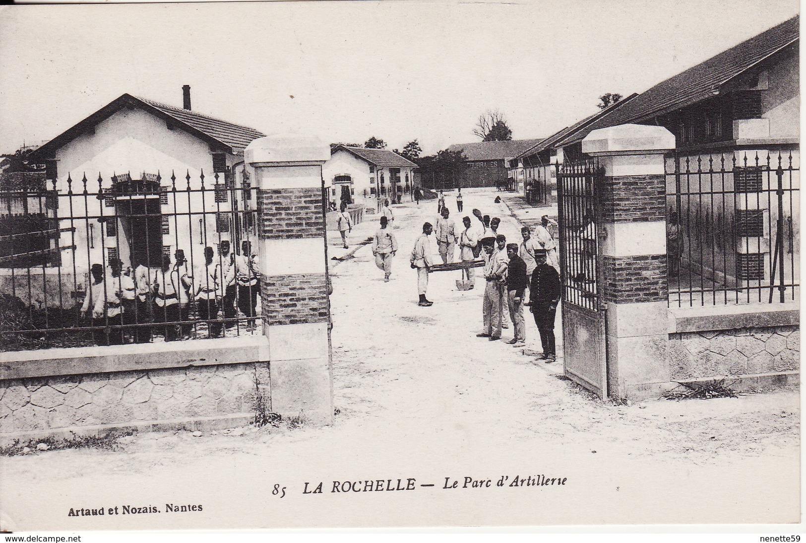 17 LA ROCHELLE -- Le Parc D' Artillerie Très Animé - La Rochelle