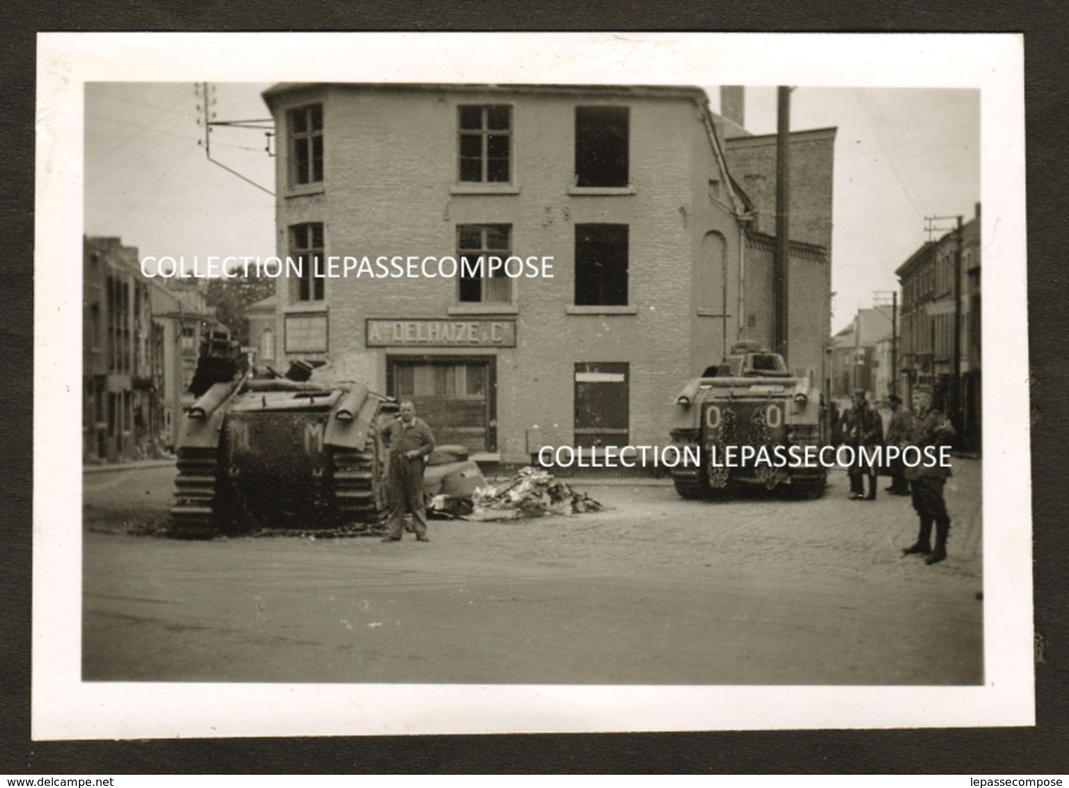 TOP - BEAUMONT - PLACE DU PETIT MARCHE - MAGASIN DELHAIZE - CHARS B1 BIS SABORDES ET ABANDONNES PAR L'ARMEE FRANCAISE - Beaumont