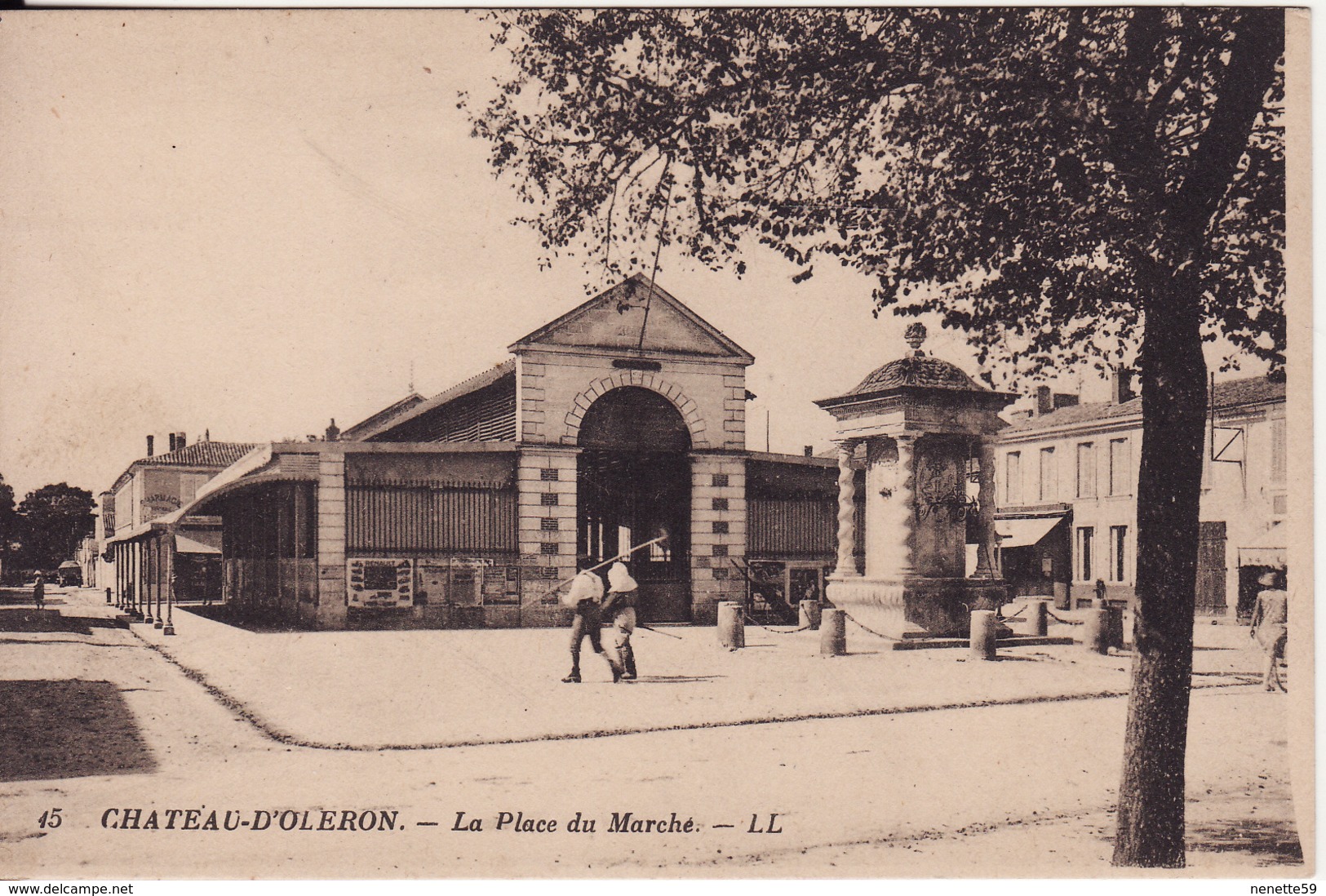 17 CHATEAU D' OLERON -- La Place Du Marché Animé - Ile D'Oléron