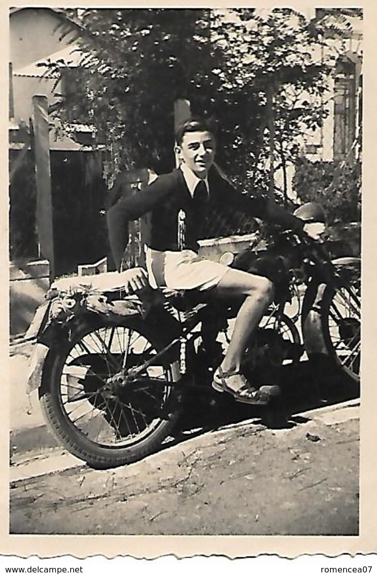 JEUNE HOMME Sur Une MOTO à Identifier - Photographie - Vers 1950 - Motard, Motocyclette - A Voir ! - Other & Unclassified